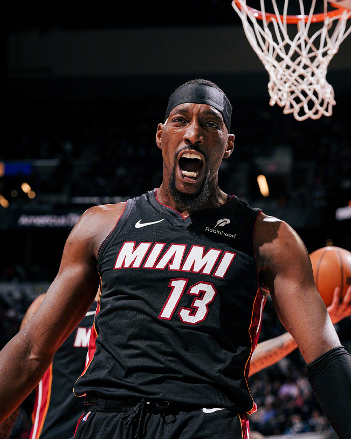 手机游戏-太狠了！今夜夏洛特黄蜂绝杀压哨迈阿密热火今夜绝杀压哨，里程碑夜广州队队长鼓劲的简单介绍